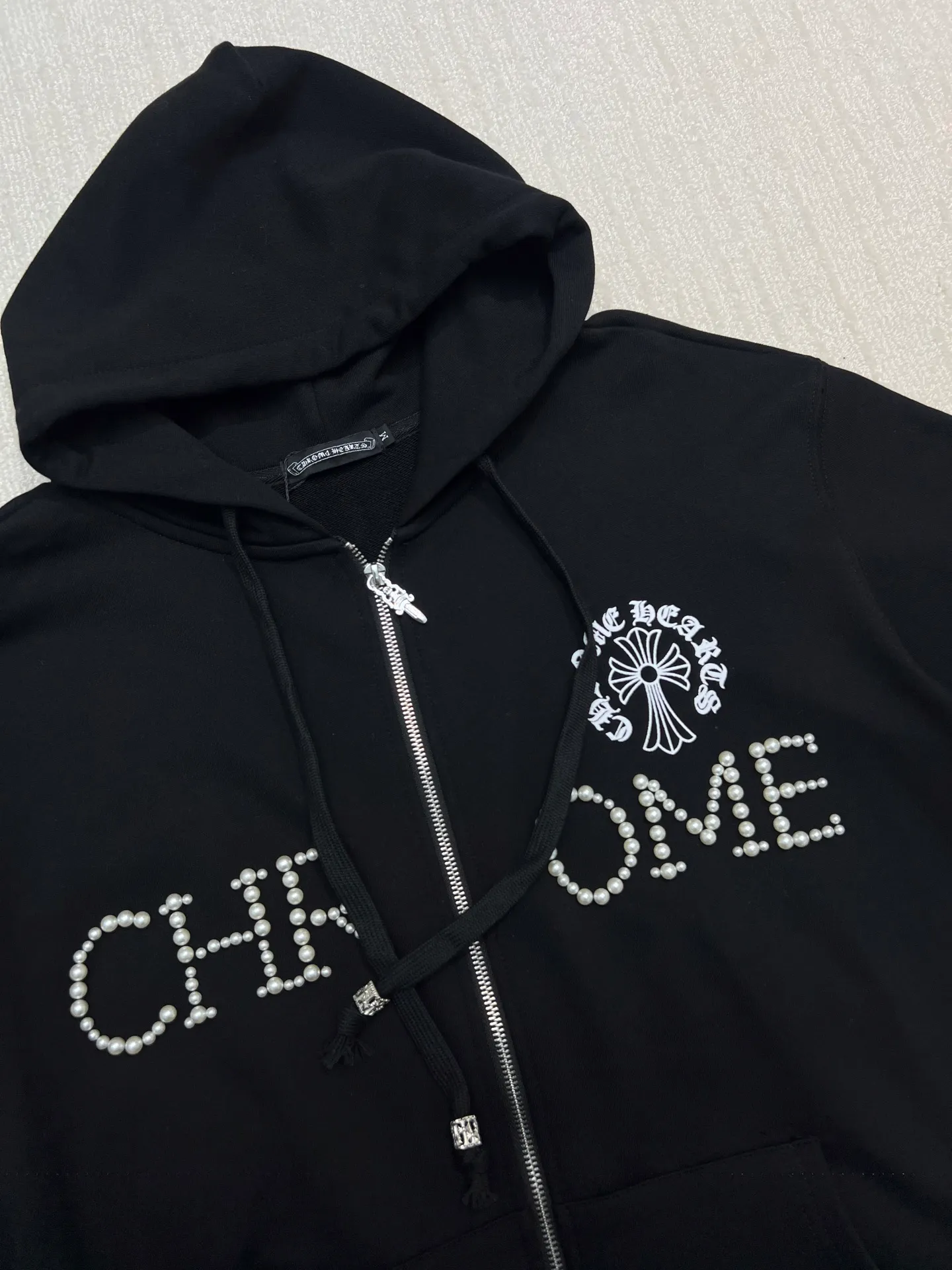 P350 𝗖𝗵𝗿𝗼𝗺𝗲 𝗛𝗲𝗮𝗿𝘁𝘀Cro Heart Pure cotton terry zipper hooded jacket High weight cotton double yarn 380g large terry fabric, fixed and dyed matching ribs, customized full set of accessories, clear letters and perfect restoration without difference. High-end atmosphere, full of class, imported rubber paddle printing graphics and customized bead blasting technology, all wiring is a special machine chain double line.  Size: M L XL XXL